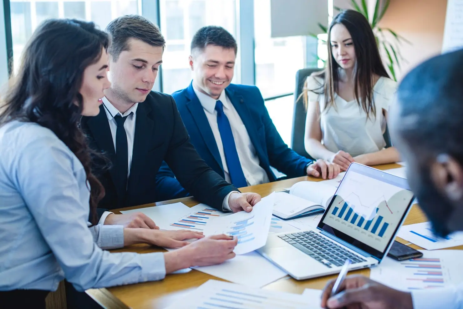 Equipo contable profesional en oficina moderna